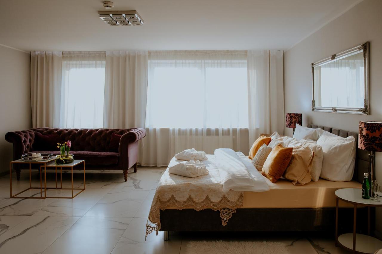 Greys Polonia Hostel *